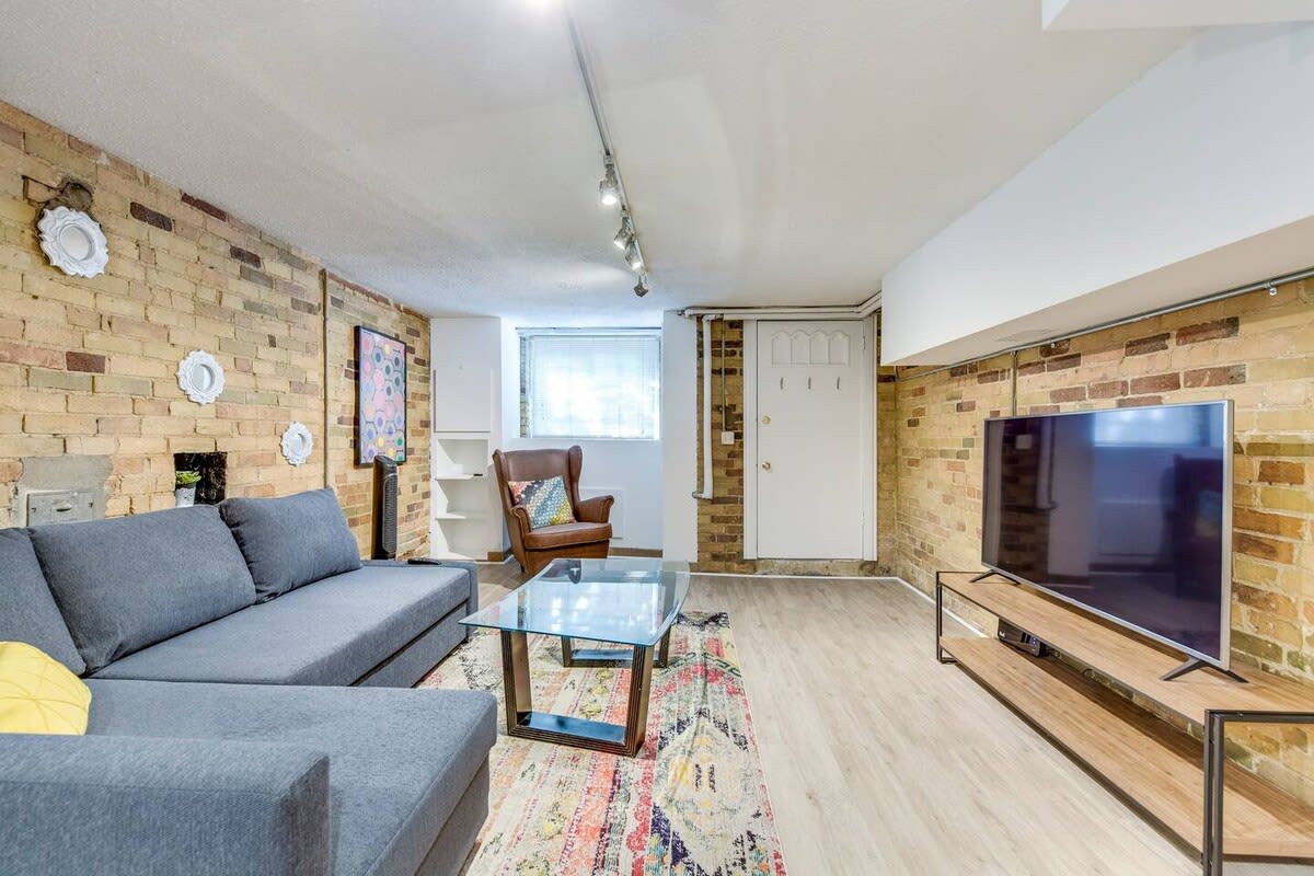 Elegant Spacious Studio in Downtown Toronto