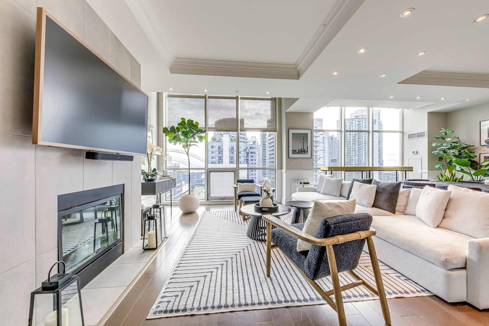 Blue Jays Luxe Penthouse