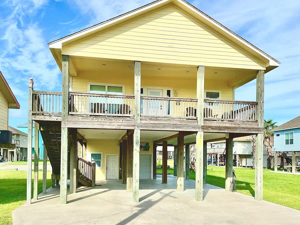Lemons Sunshack Cottage 3 min walk to beach! photo 1