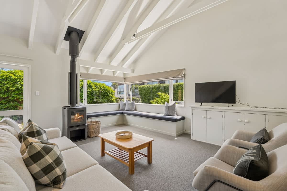 Tenby Street Retreat - Central Wanaka photo 1