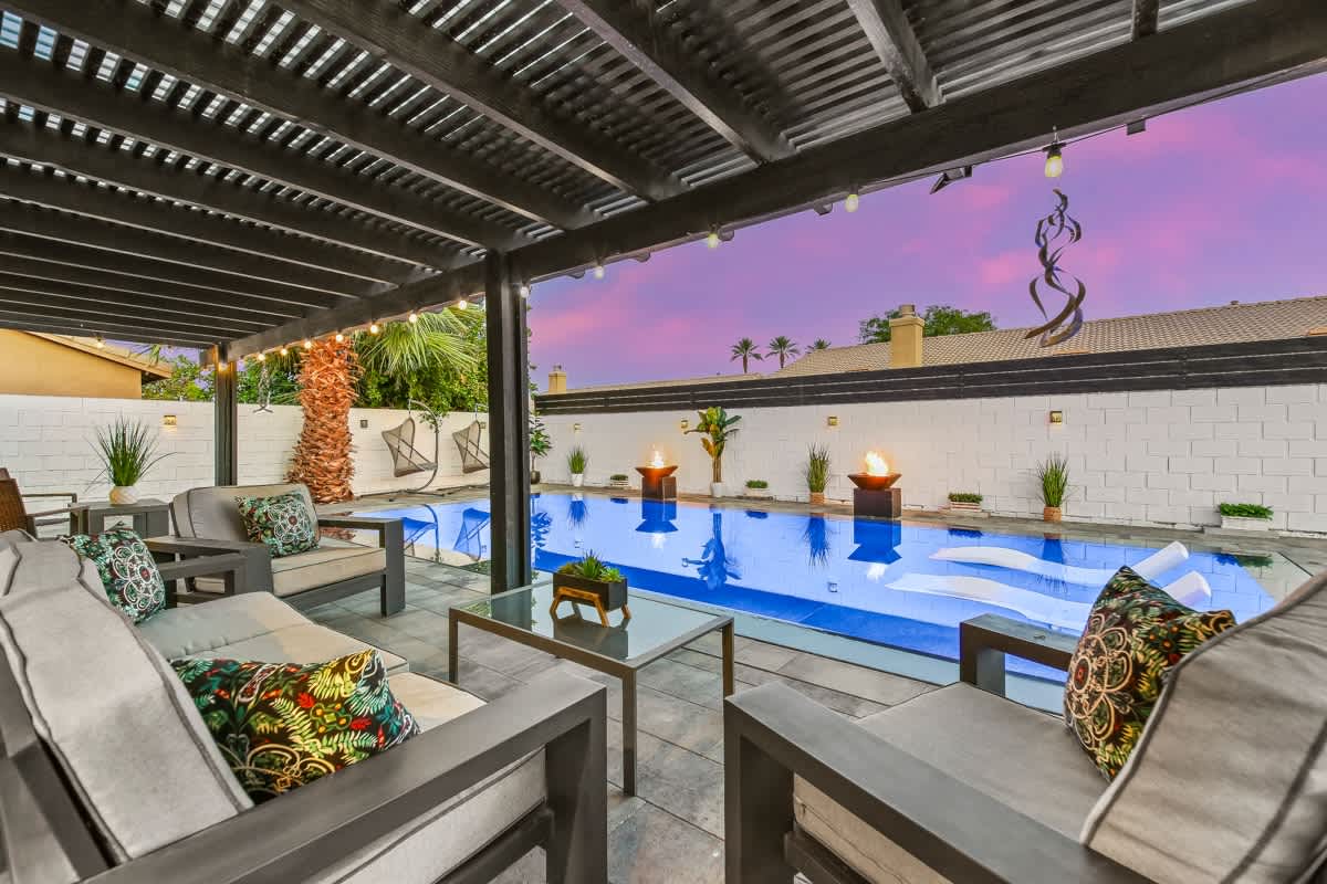 100 Experience a ZERO Edge Pool-Premium Home photo 1