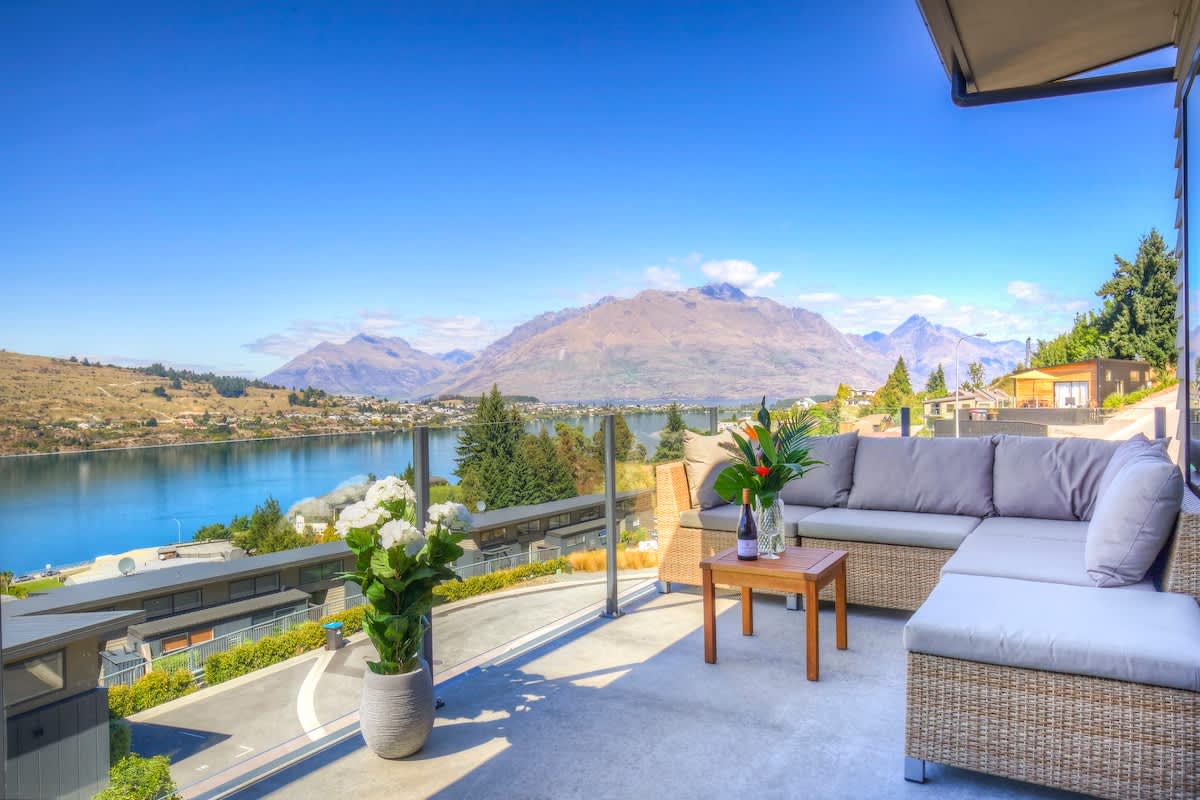 Mountain and Lake Views - Diamond View Retreat photo 1
