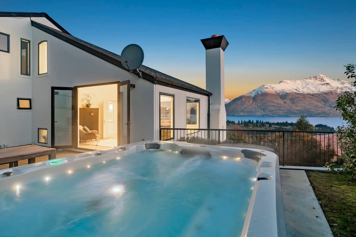 Million Dollar Views | Central Luxury | Private Hot Tub photo 1
