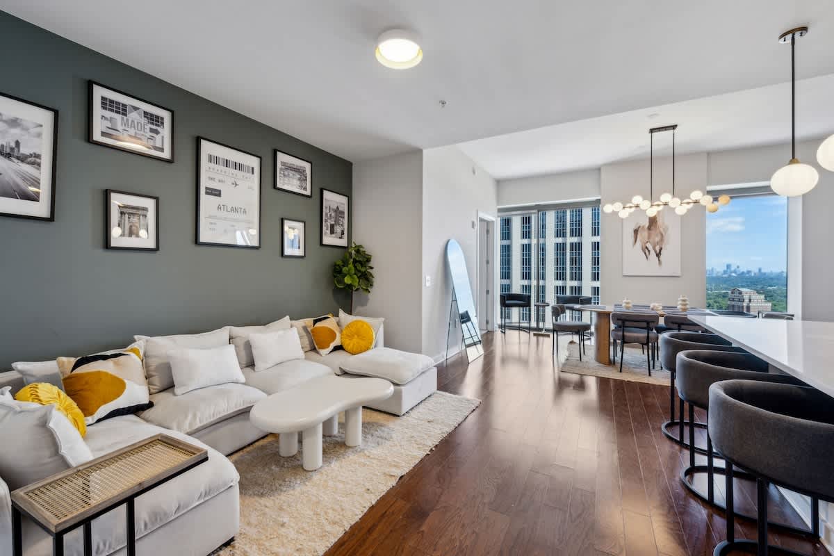 3BR Penthouse Highrise  | Central & Luxe | photo 1
