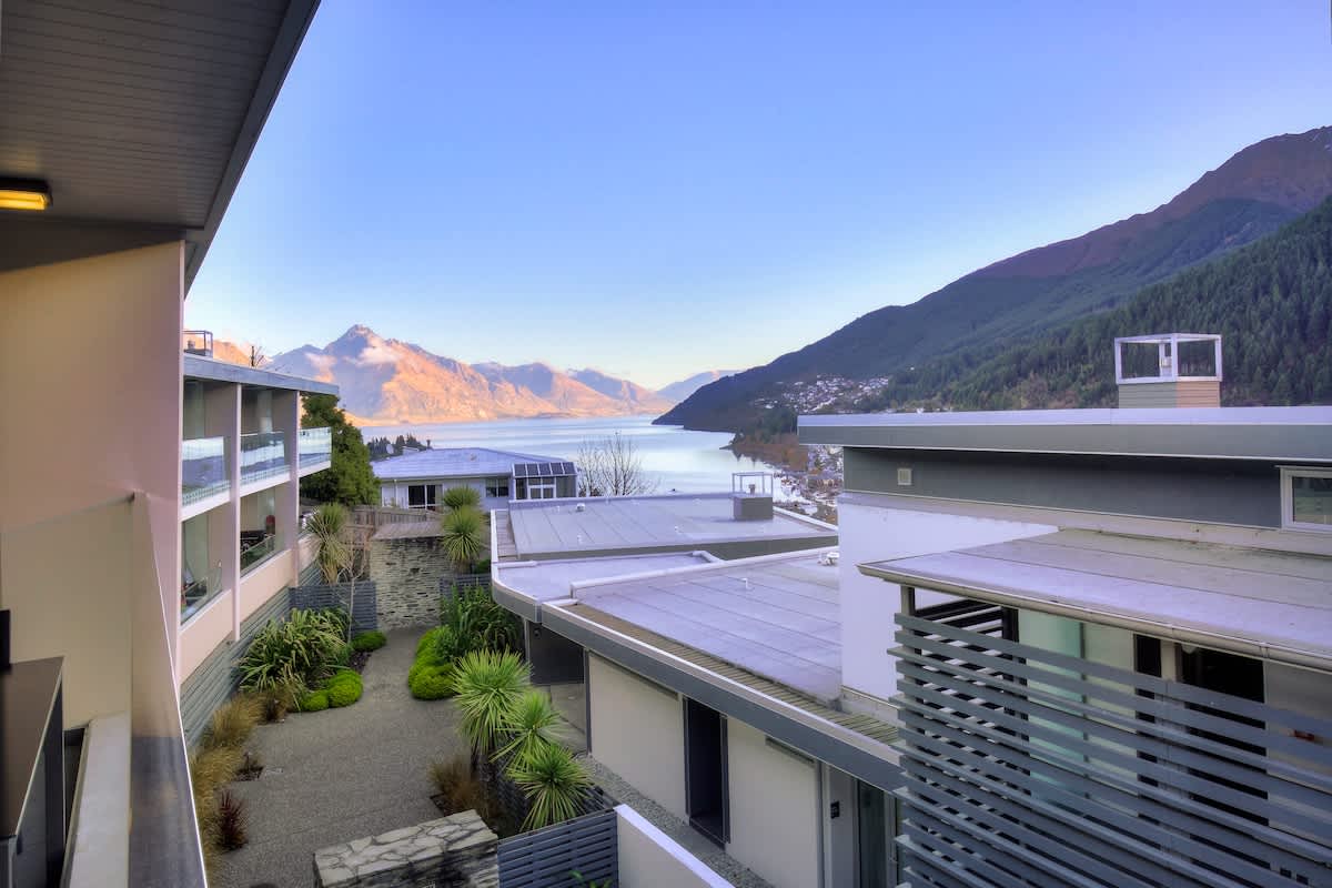 Travellers Oasis, Central Queenstown photo 1