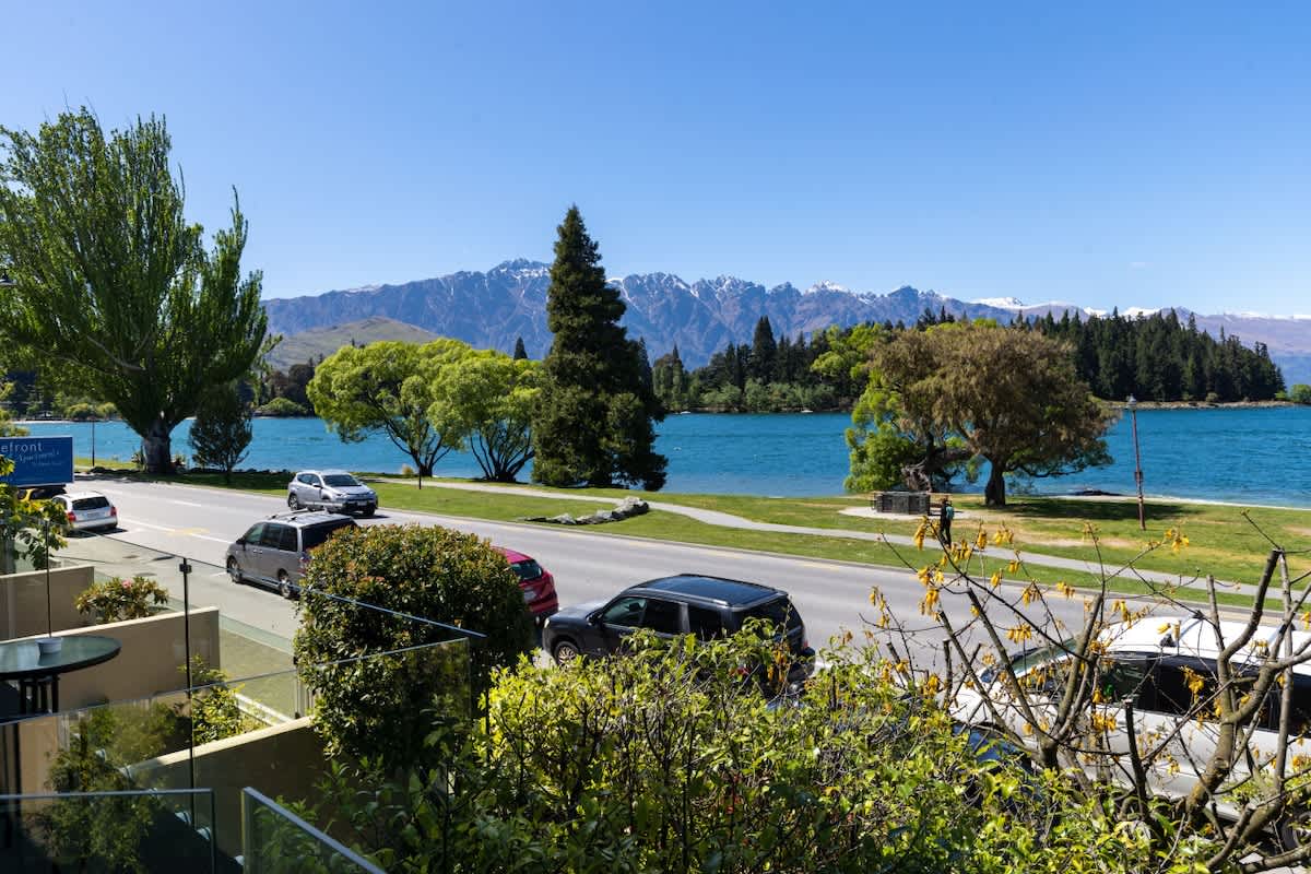 Lakeside Gem. Absolute Waterfront photo 1