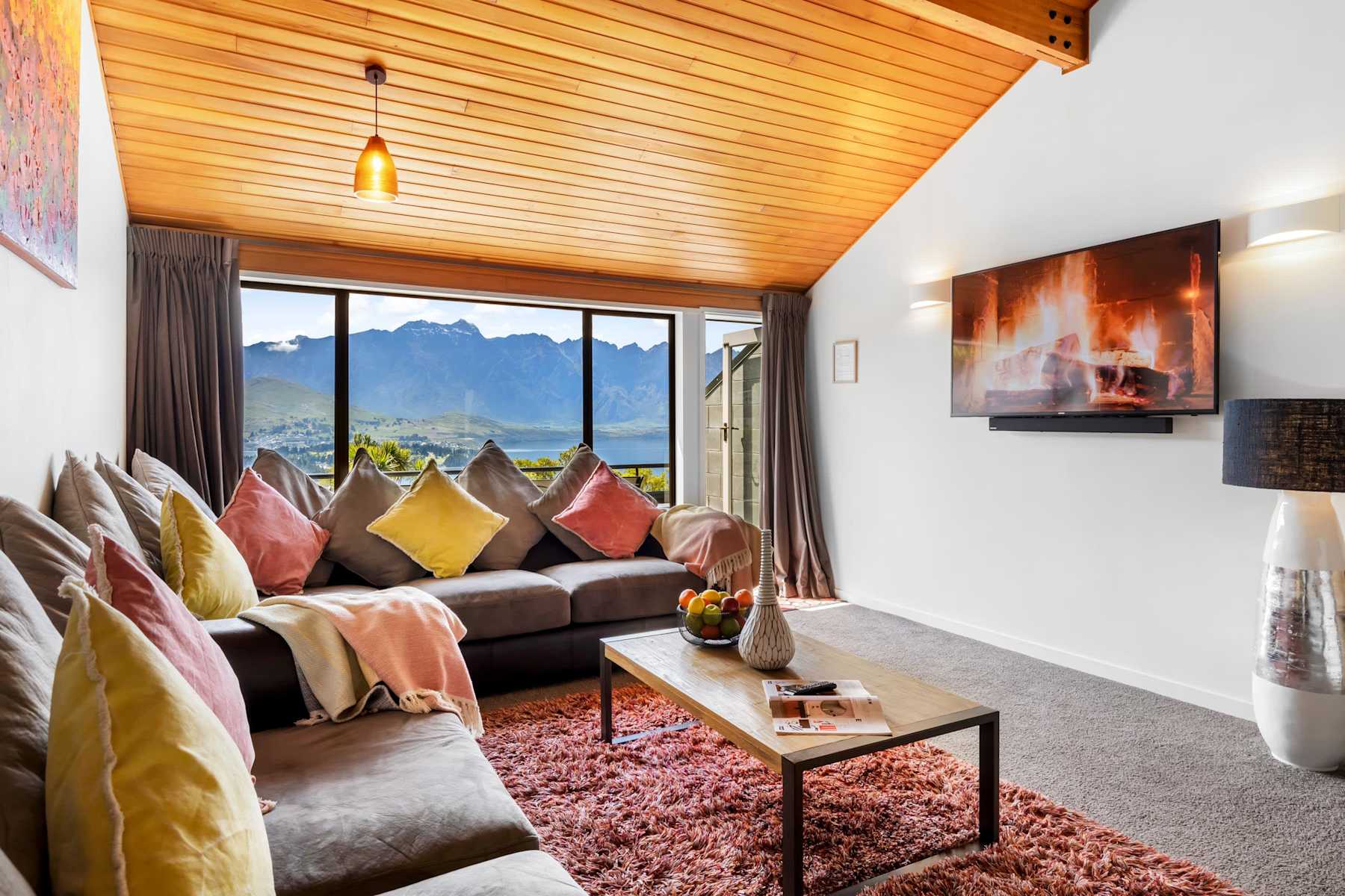 SPACIOUS LAKE VIEW LUXURY SPA TOWNHOUSE WALK TO TOWN photo 1