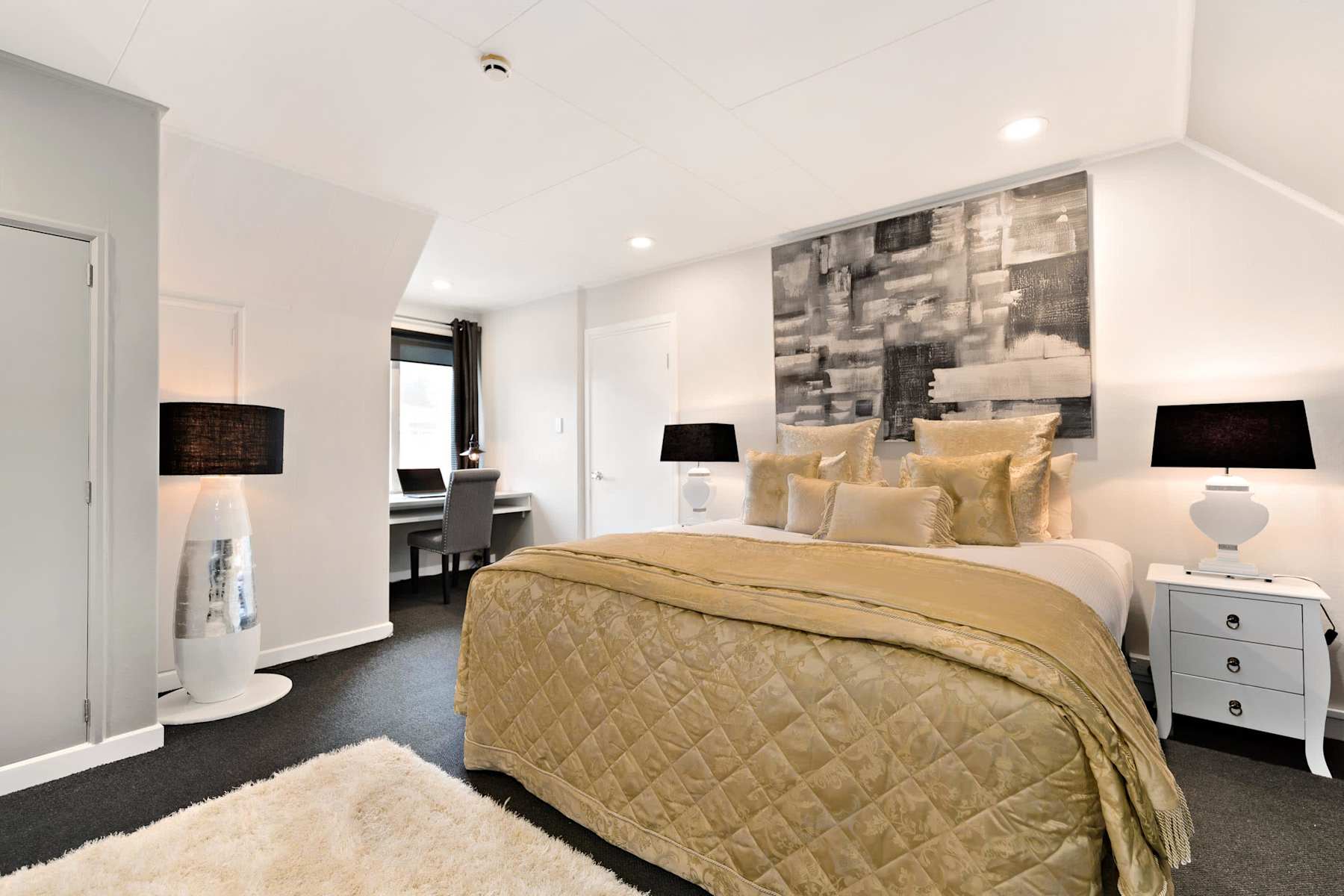 CITY CENTRE SUPER KING BEDS FREE WIFI & PARKING photo 1
