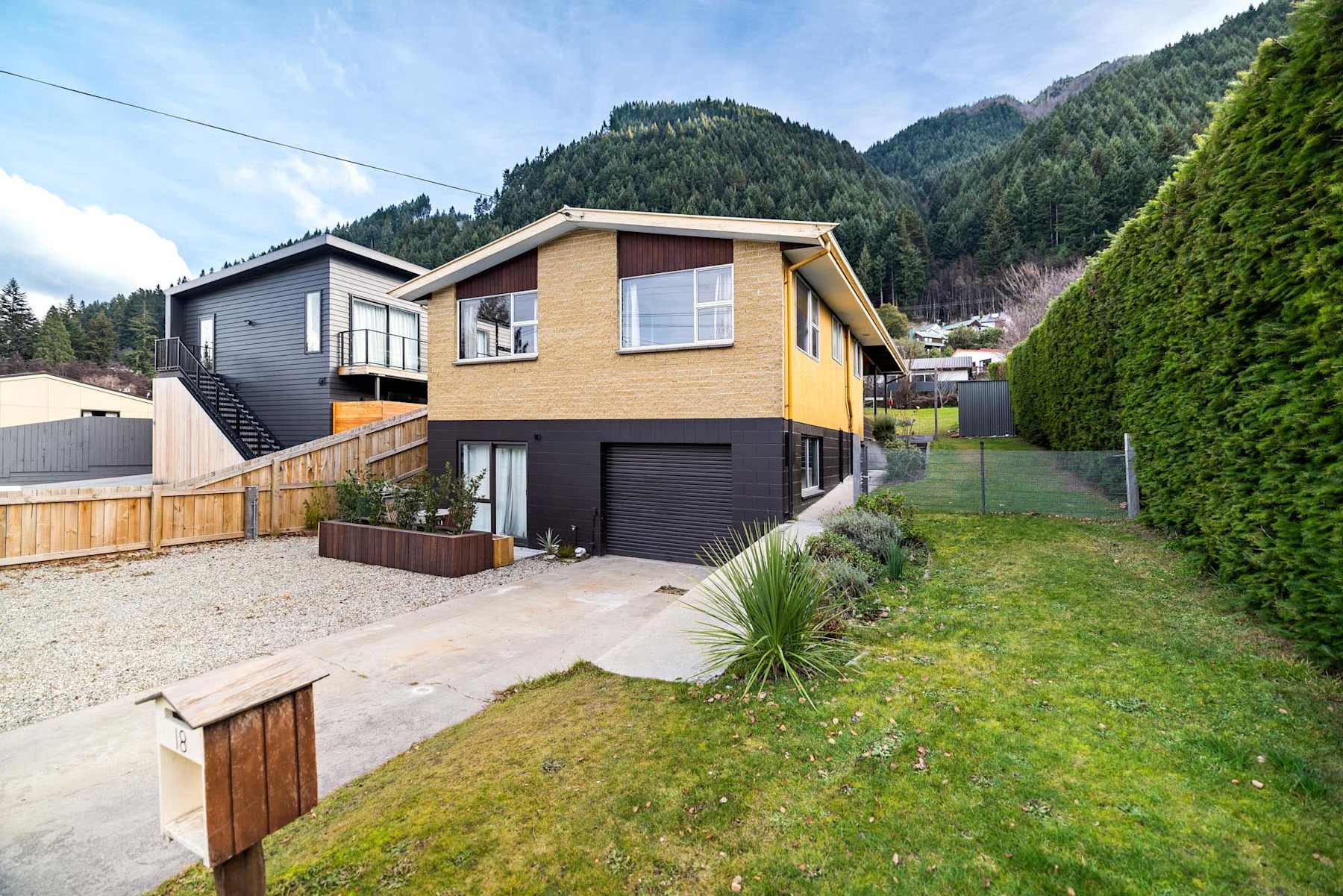 Character Retro Family home in Queenstown photo 1