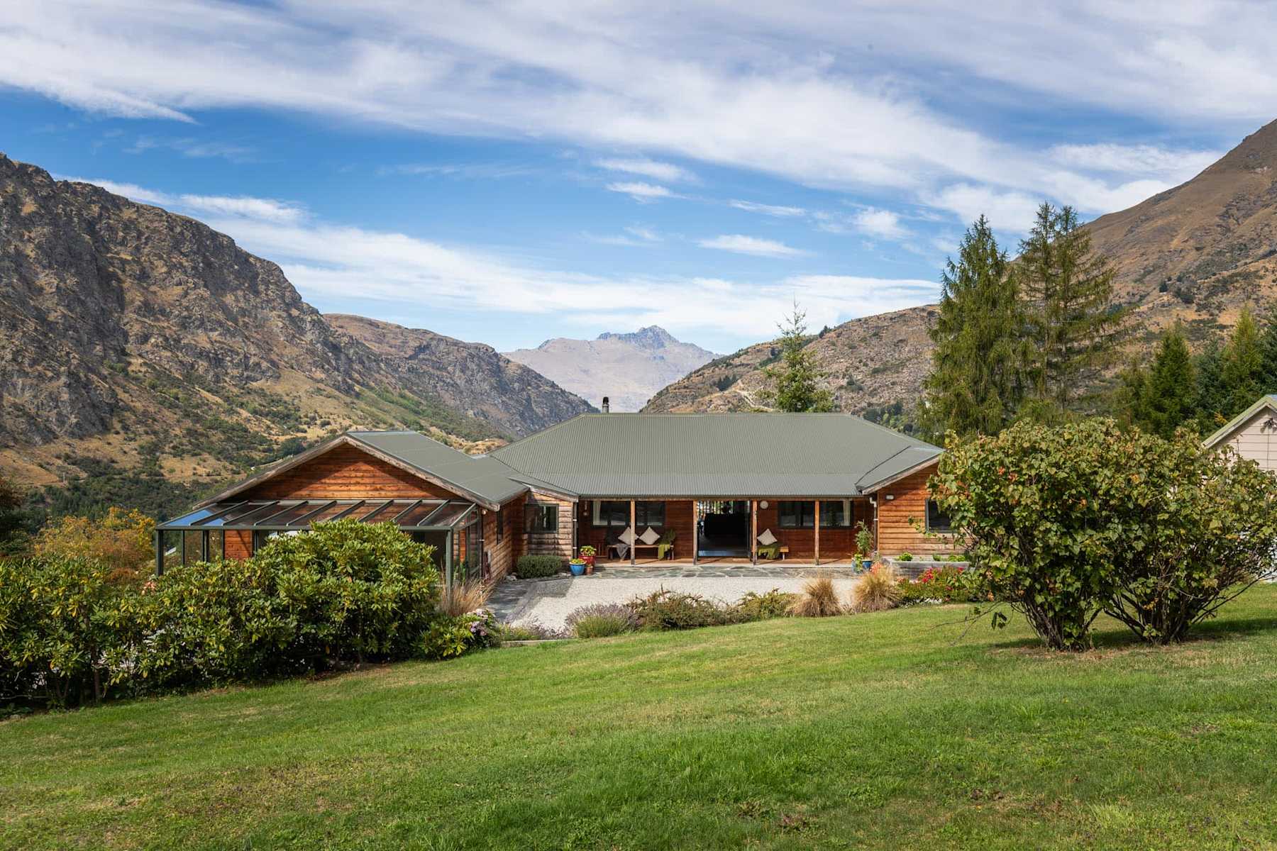 Spacious Mountain View Home Close To Coronet Peak photo 1
