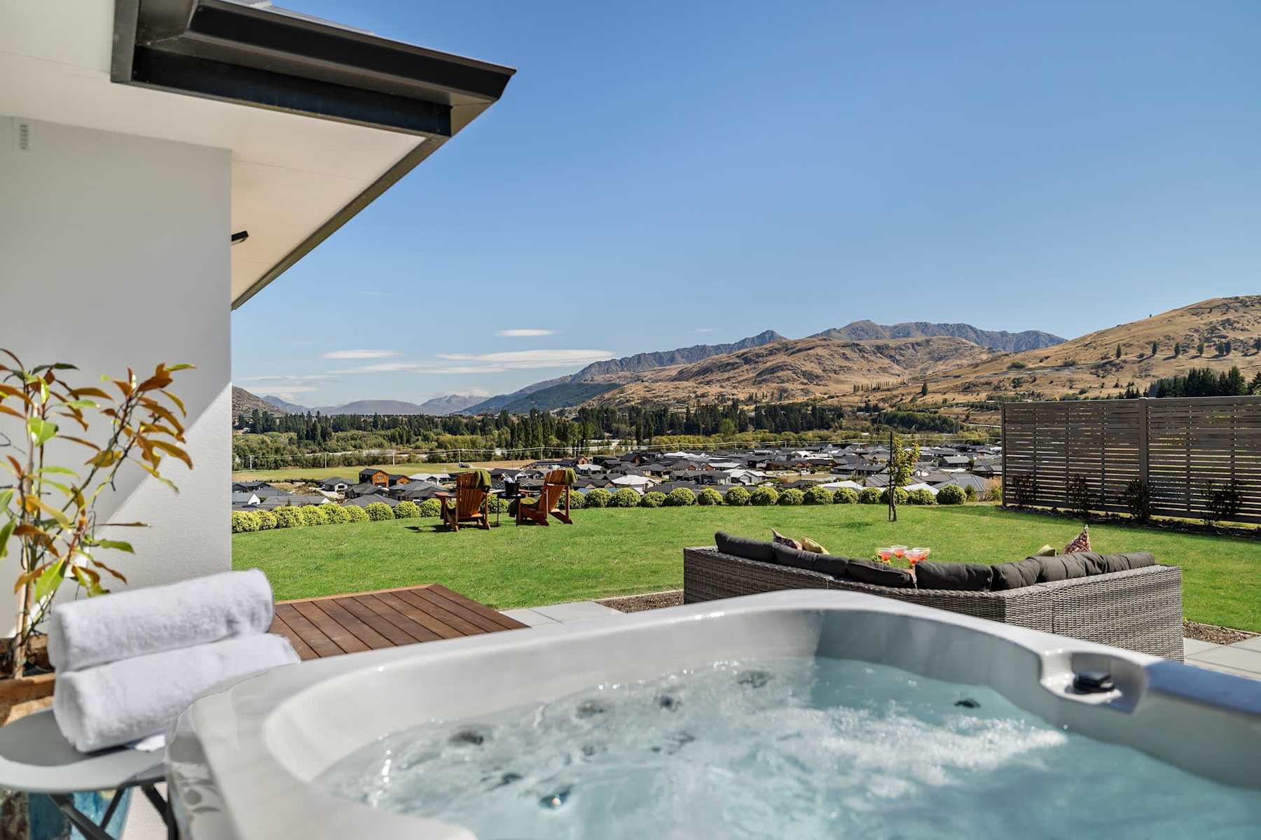 Executive Two Bedroom Luxury Home With Spa photo 1