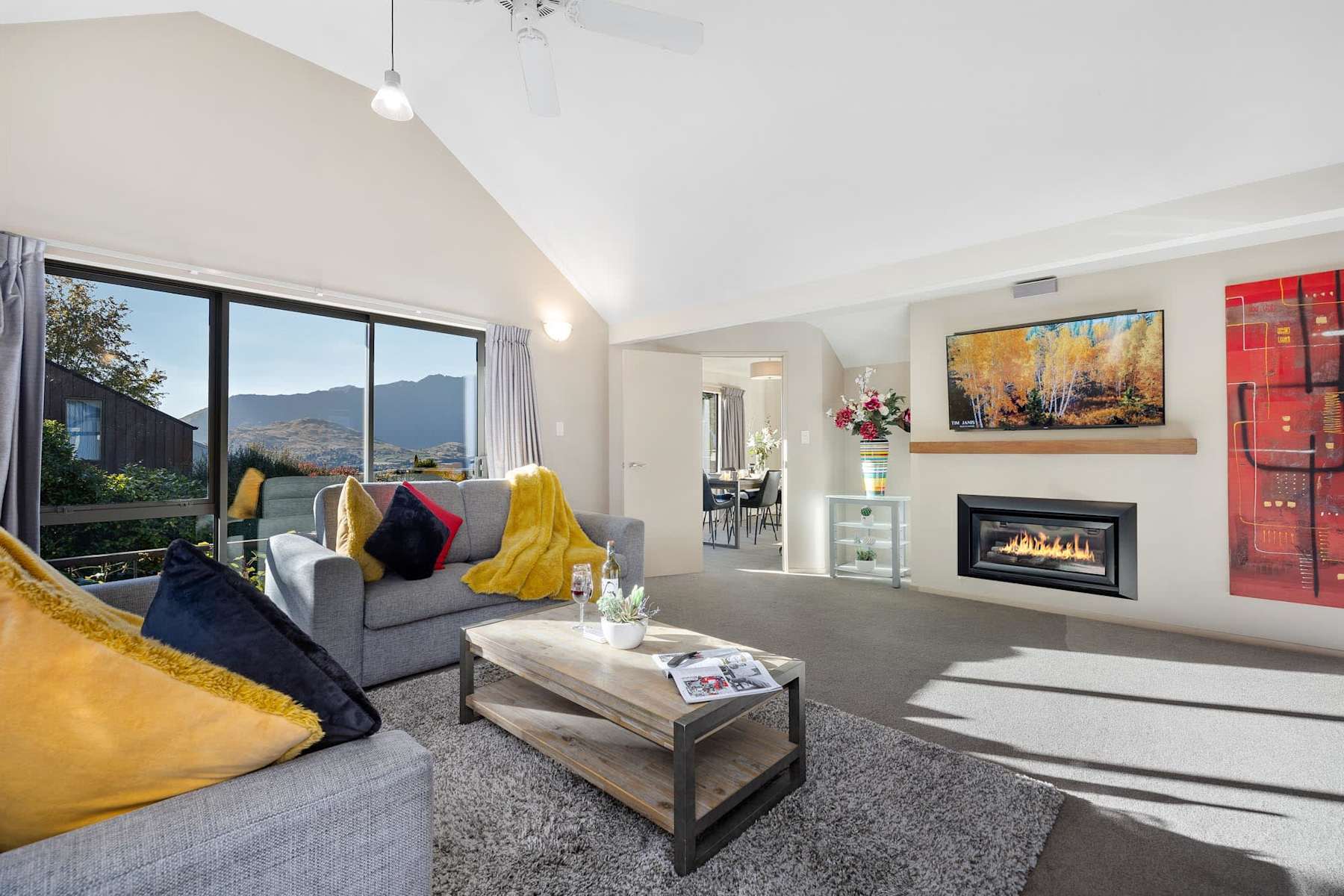 LARGE DISTINCTIVE AND SPACIOUS FAMILY HOME photo 1
