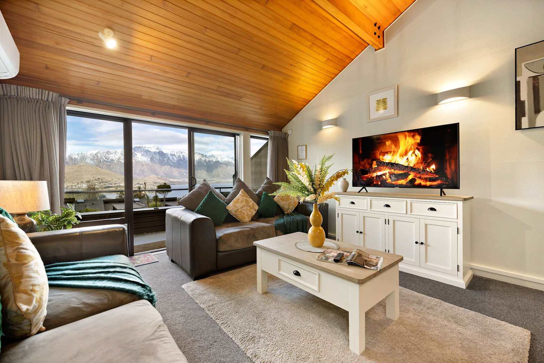 SPACIOUS LAKE VIEW ALPINE TOWNHOUSE WALK TO TOWN photo 1