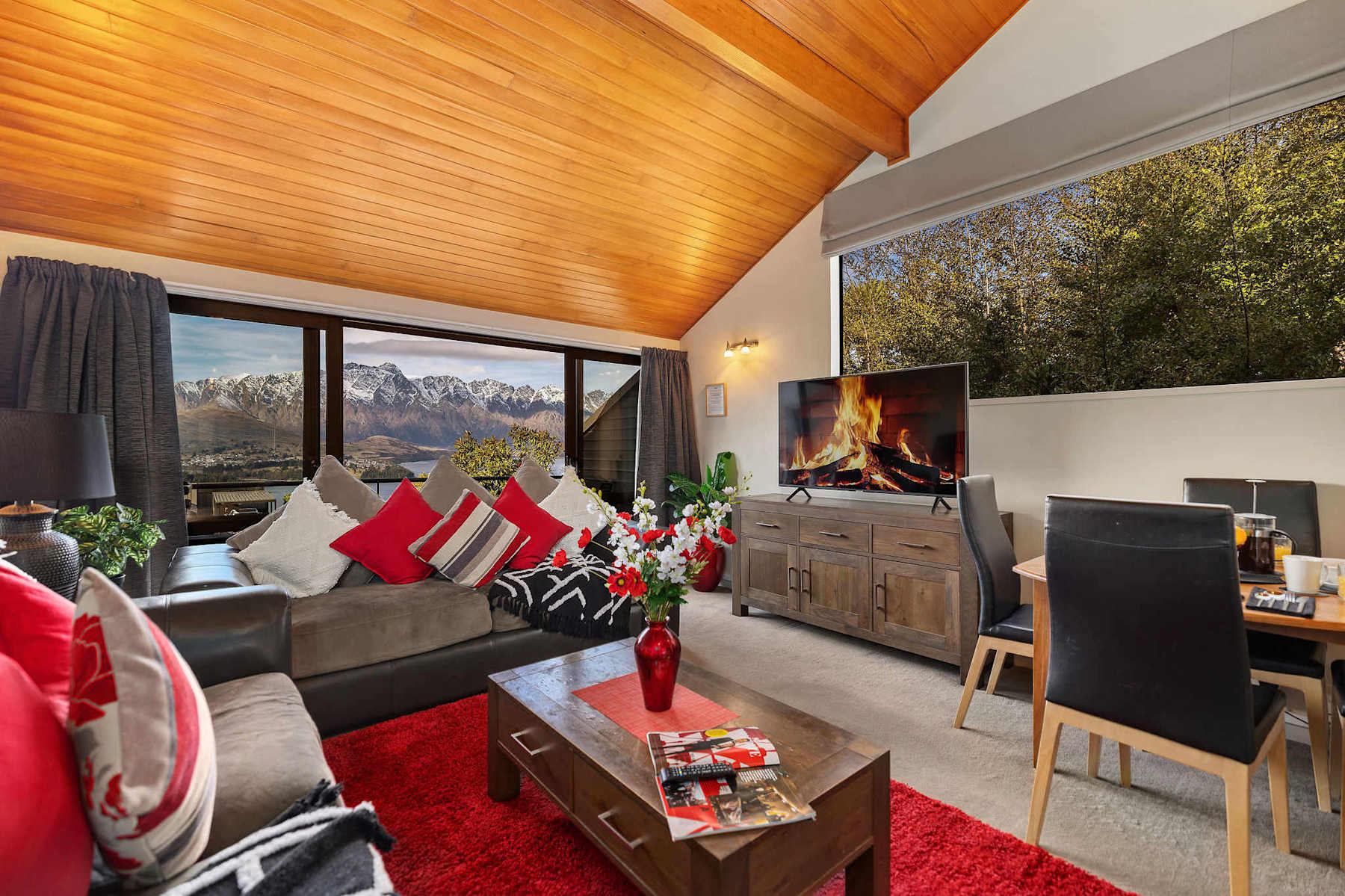 SPACIOUS ALPINE LAKE VIEW SPA TOWNHOUSE WALK TO TOWN photo 1