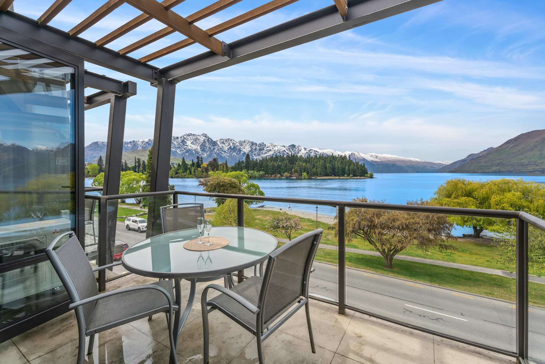 Lakefront Apartment , 2 Bed, Central, walk to town photo 1