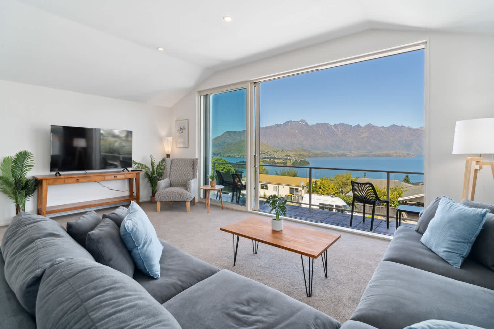 Spectacular views, large 3-bedroom house photo 1