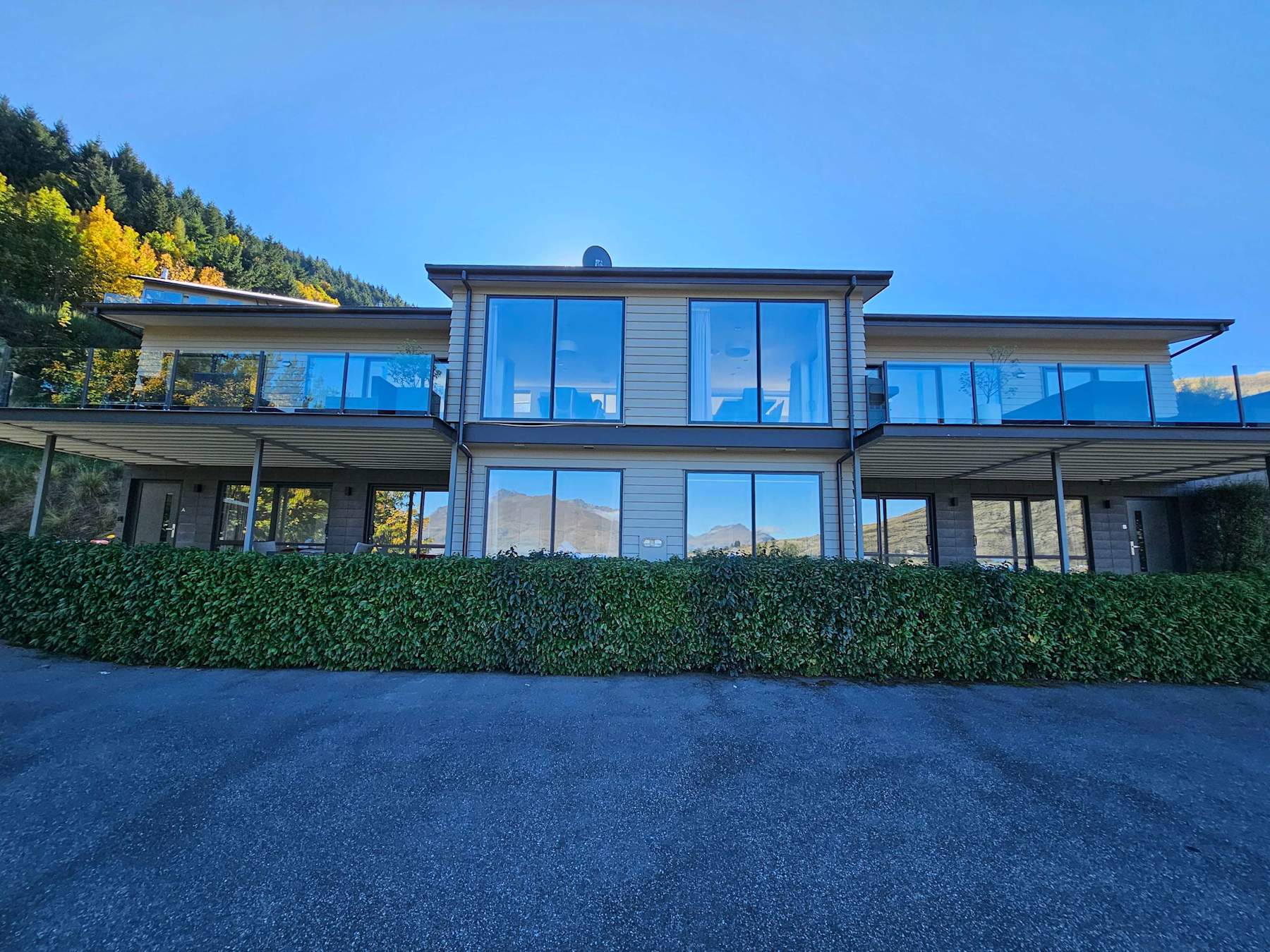 Spectacular Views & Comfort in Queenstown! photo 1