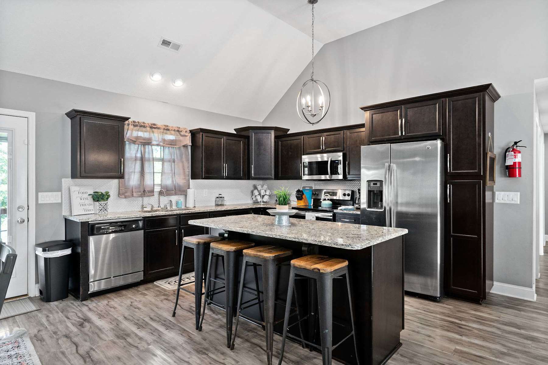 Mins to Downtown & Ft Campbell - 4 Bedrooms photo 1