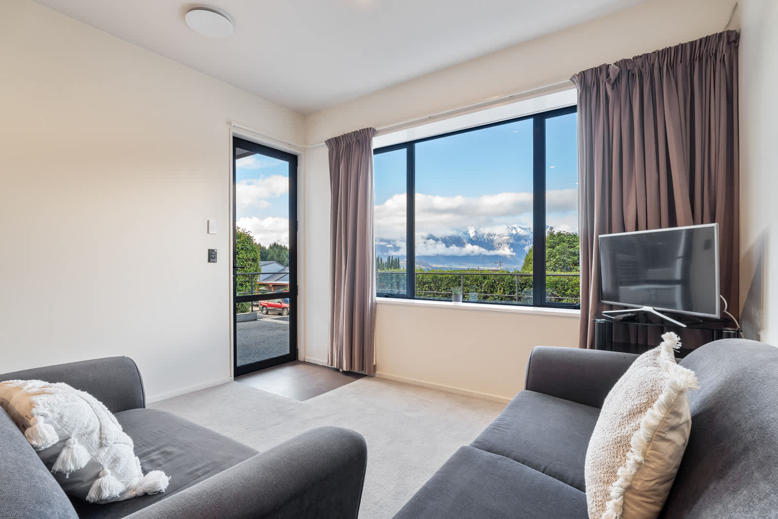 Peaceful 2BR Haven in Fernhill with lake views photo 1