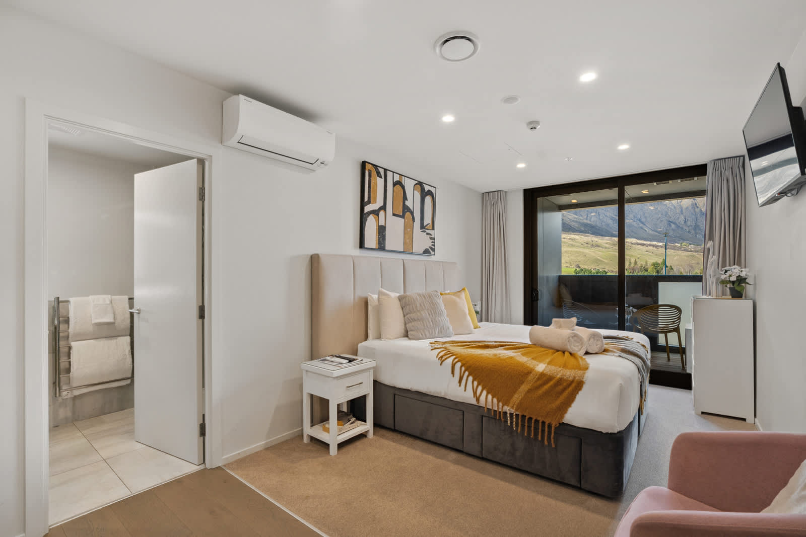 Modern Queenstown Studio Near Airport & Shops photo 1