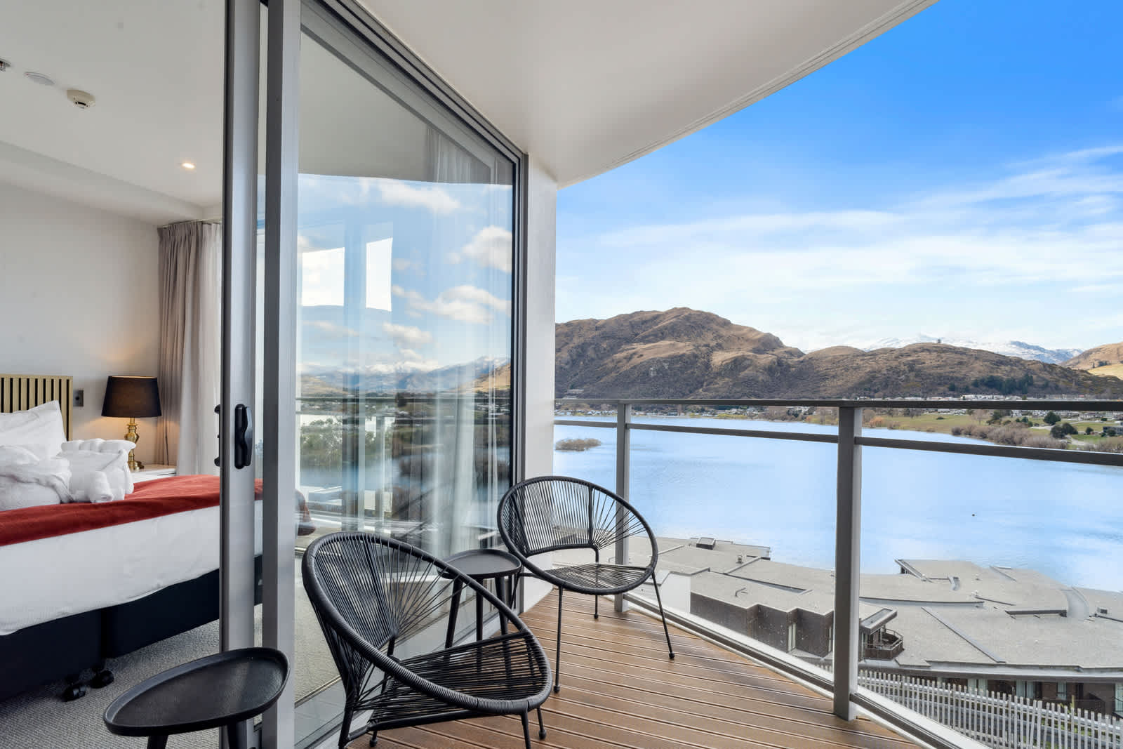 Sunlit Serenity, Lakefront Apartment photo 1