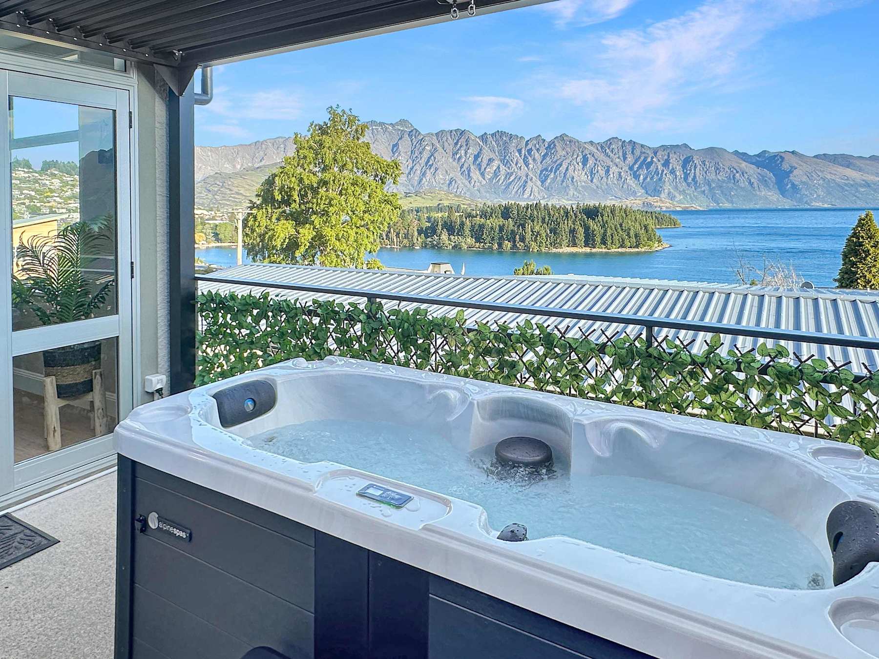 Chic Central Queenstown Retreat- Newly Renovated photo 1