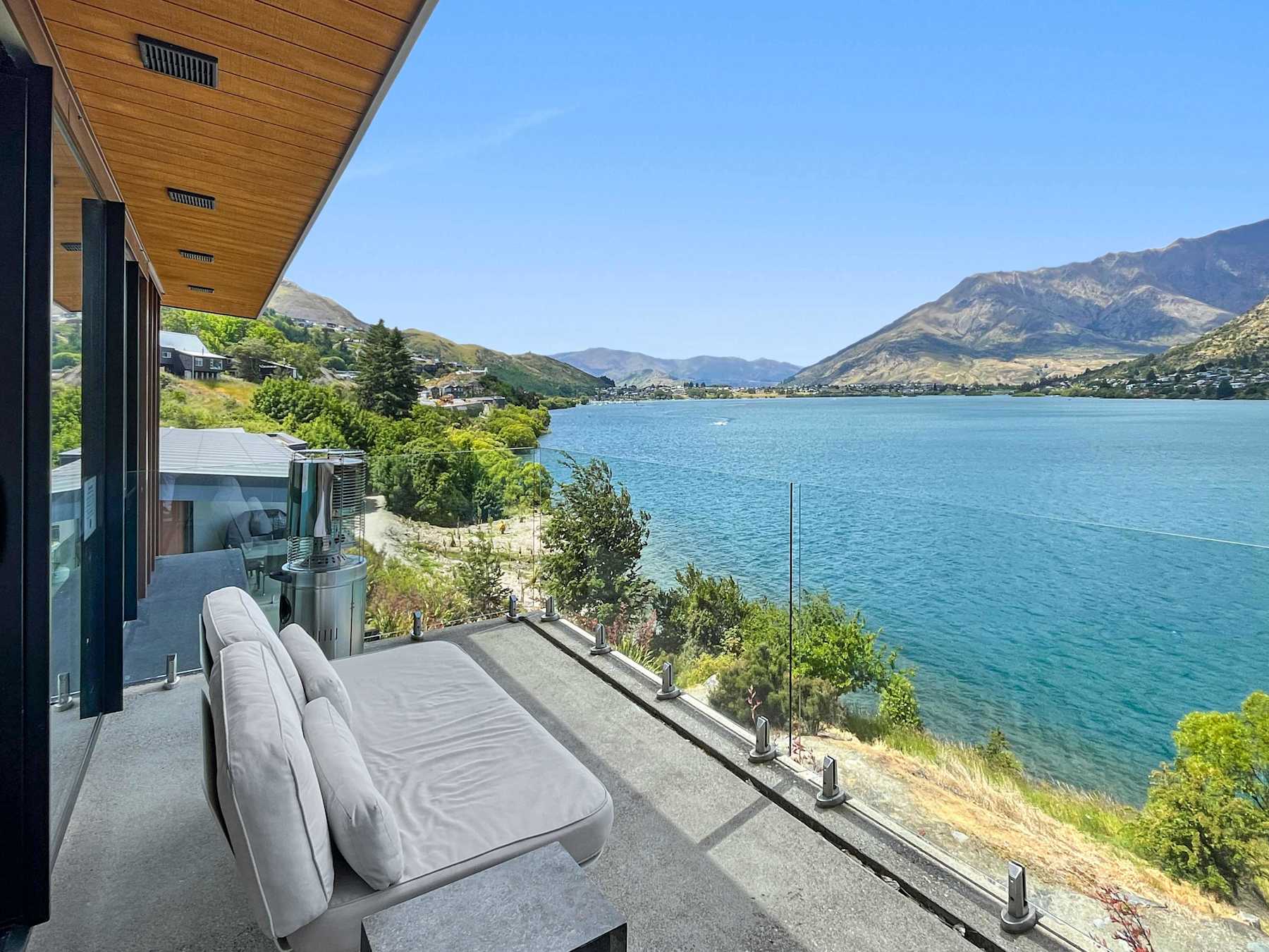 Lakeside Diamond, Modern Luxury Apartment photo 1