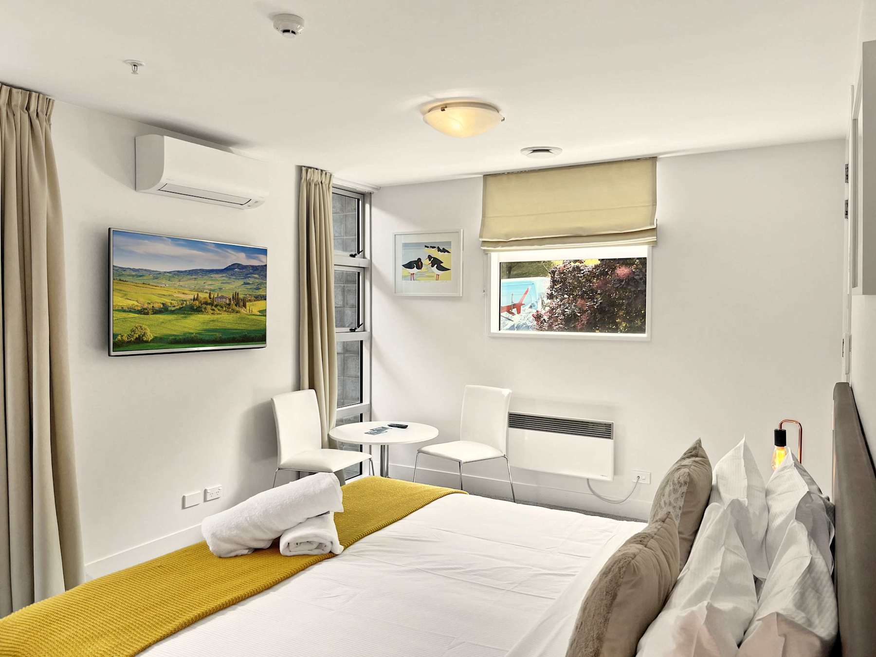 Fabulous Lakeside Marina Studio Apartment photo 1