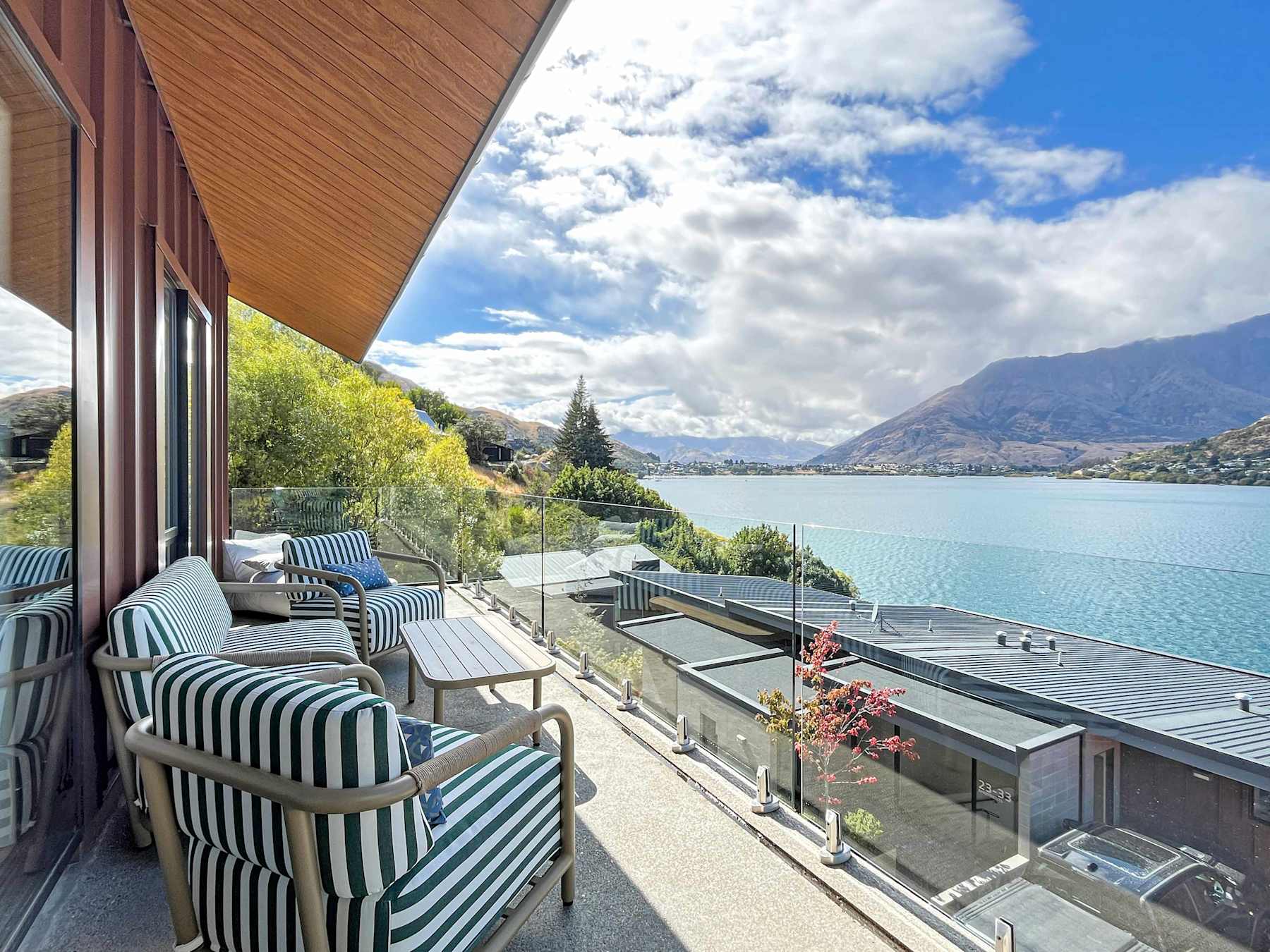 Penthouse Escape with Stunning Lake Views photo 1