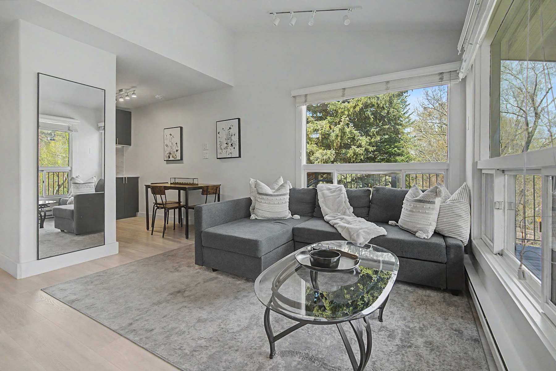 Renovated 1 BR on River, Walk Everywhere! Views! photo 1