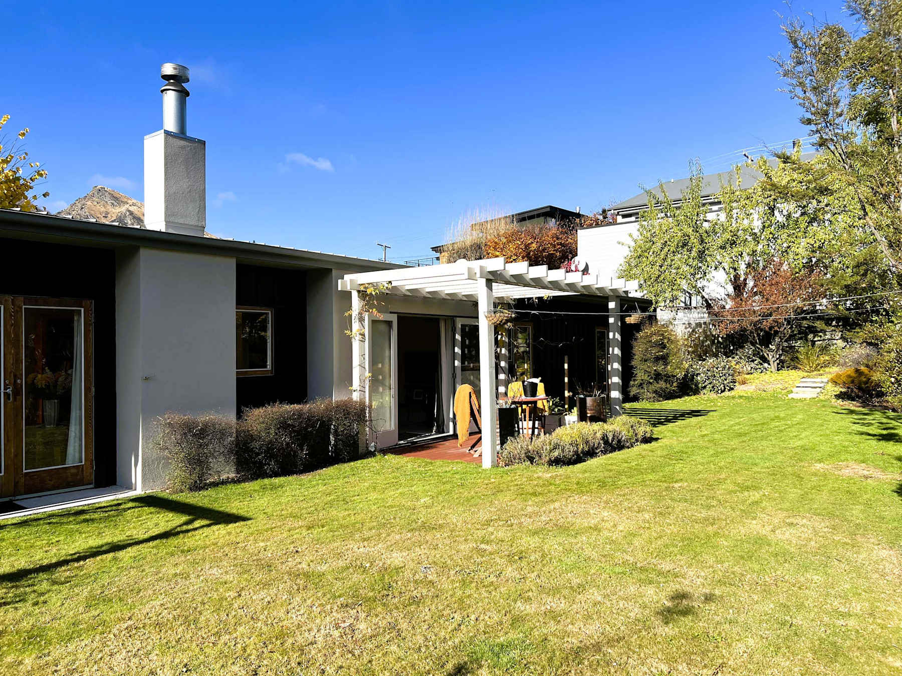 Central Arrowtown Home: BBQ & Family-Friendly, Mountain View photo 1