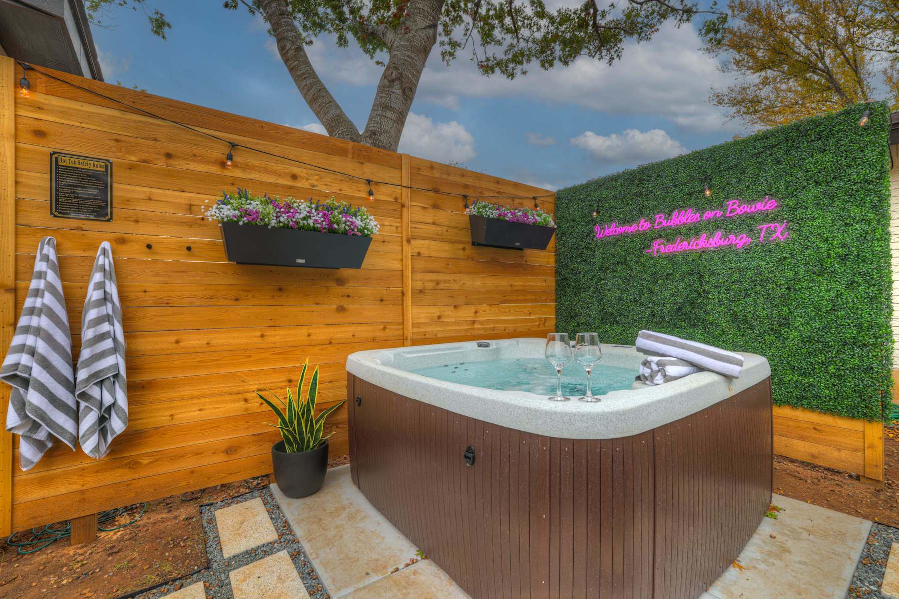 Bubble on Bowie - Mins to Main, Hot Tub & Fire Pit photo 1