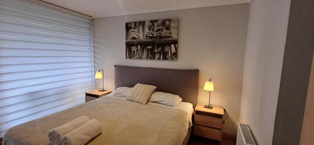1-bed facing the lake · Heated pool, parking photo 1