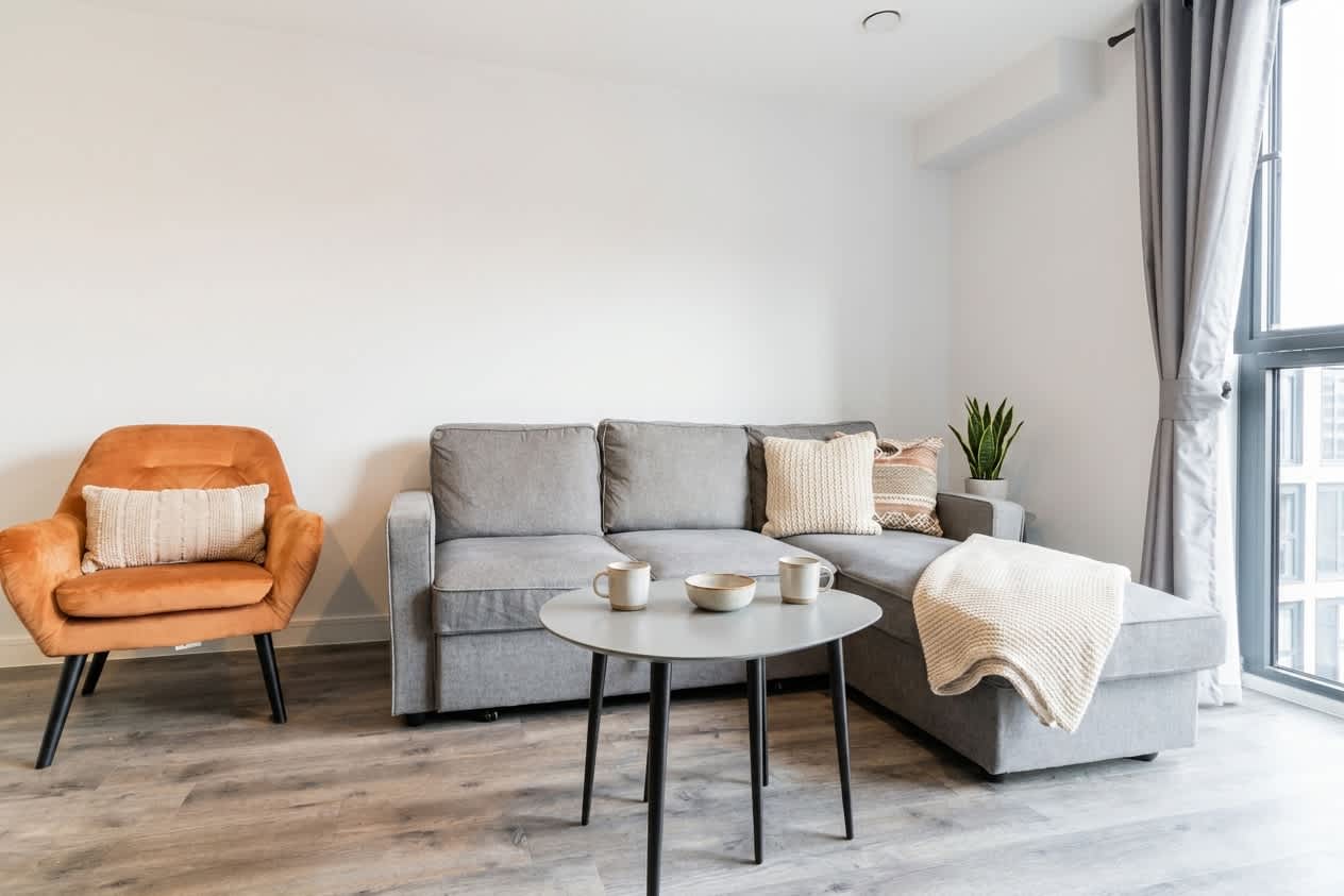 Sleek 1BR Brum Apt with City Views photo 1