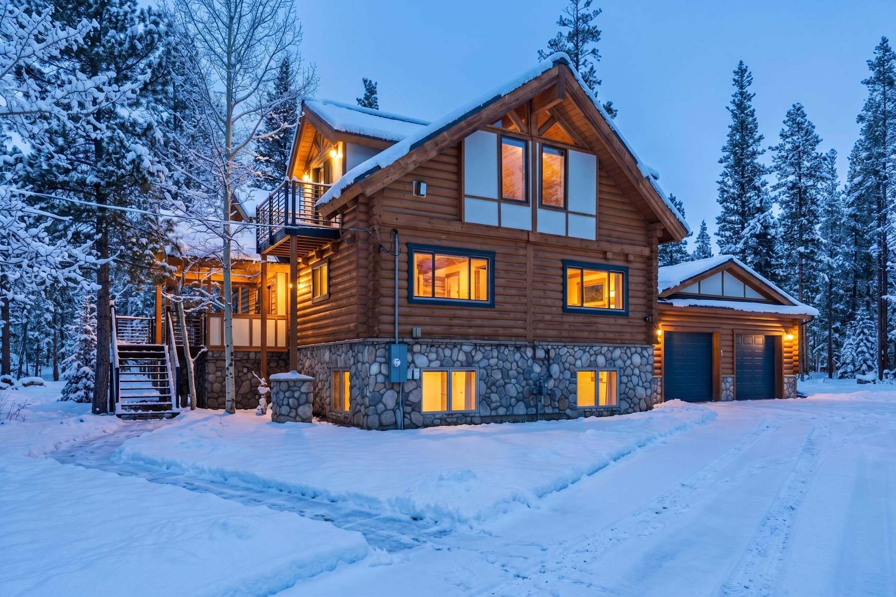 Breckenridge Outdoor Oasis | Pool Table + Hot Tub photo 1