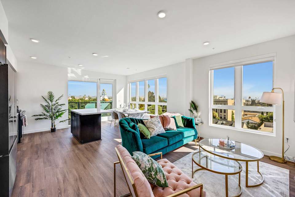 One Lux Stay Hollywood View LA Suites — photo 7 of 17