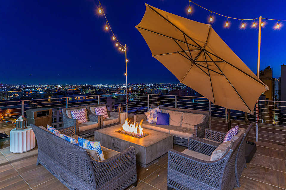 One Lux Stay Hollywood View LA Suites — gallery preview 2