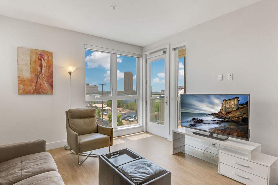 One Lux Stay Hollywood View LA Suites — photo 9 of 17