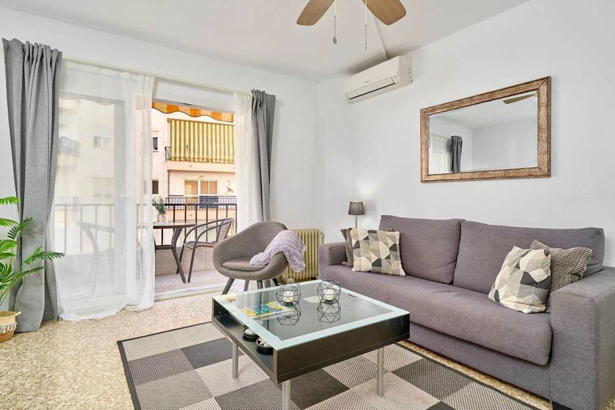 Salón con sofá cama y salida al balcón