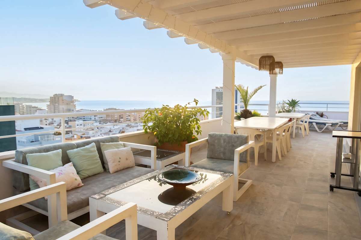 Terraza principal con vistas al mar