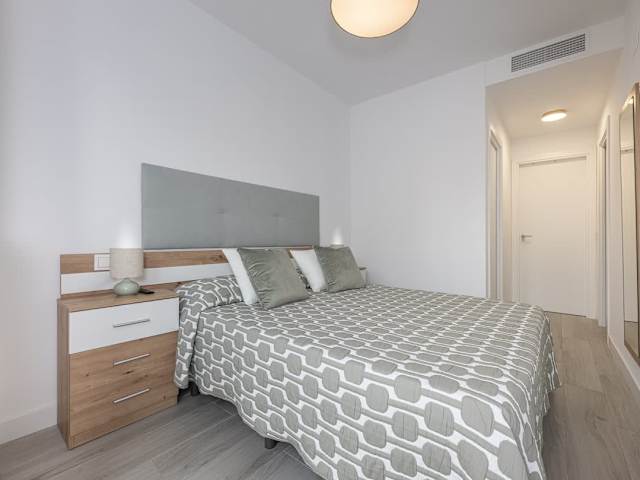 Dormitorio con cama doble
