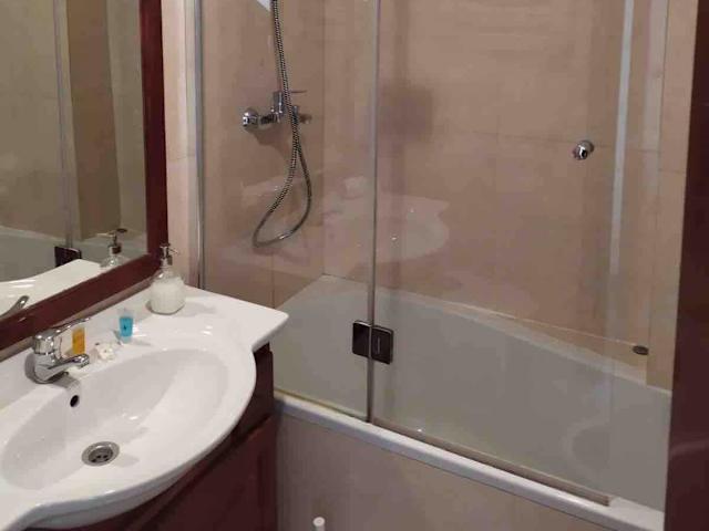 Baño completo con bañera y mampara
