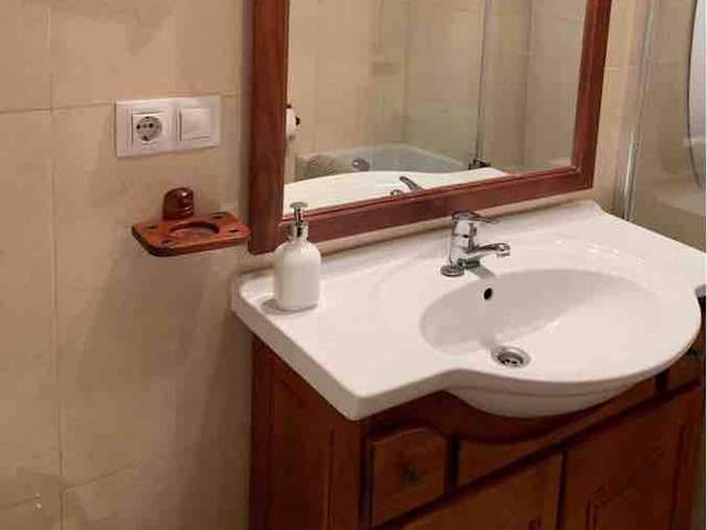 Baño: lavabo y espejo