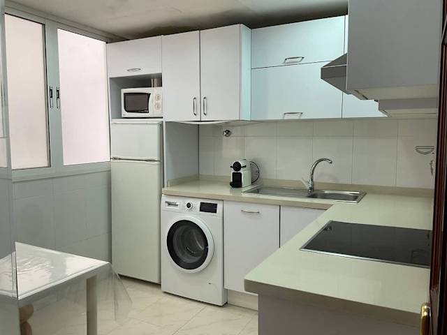 Cocina independiente equipada con lavadora