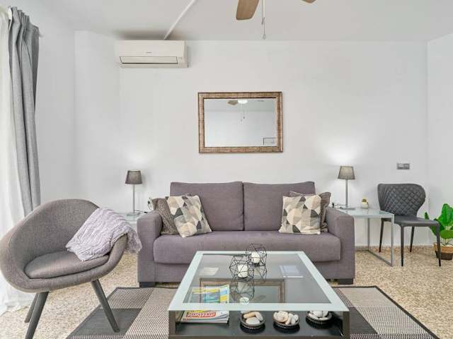Salón: sofá cama y escritorio