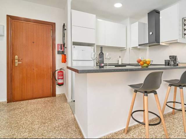 Cocina con barra y taburetes