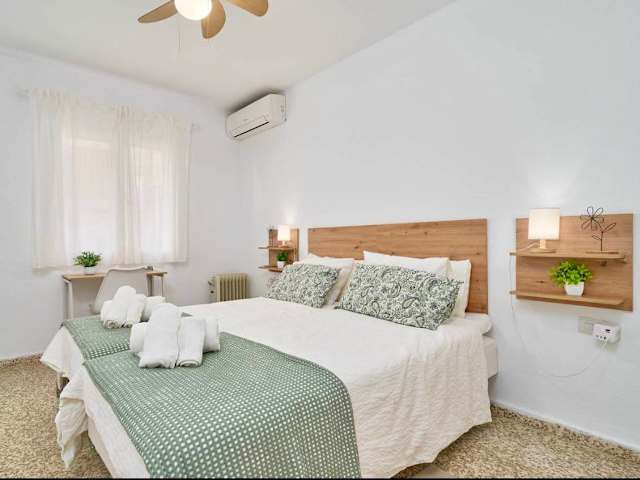 Dormitorio con cama de matrimonio
