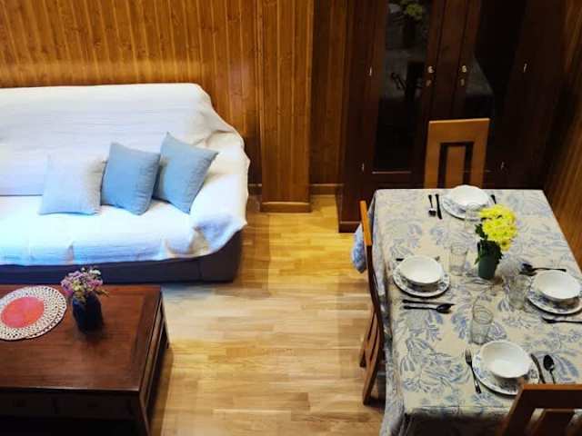 Salón con sofá y mesa de comedor
