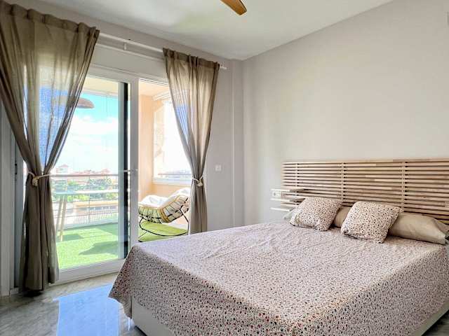 Dormitorio principal con cama de matrimonio