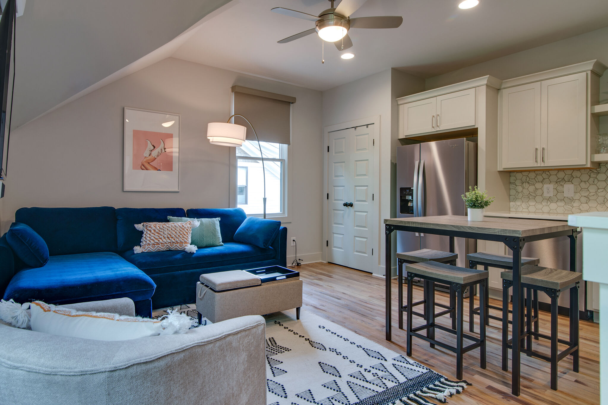 Modern East Nashville Townhouse for Monthly Stays | Ideal for Travel Nurses, Relocation & Digital Nomads | Full Kitchen, Workspace, Smart TVs & Fast WiFi | Private Garage, Near Mas Tacos & Rosepepper | 10 Min to Broadway & Vanderbilt — Nashville, TN — vacation rental
